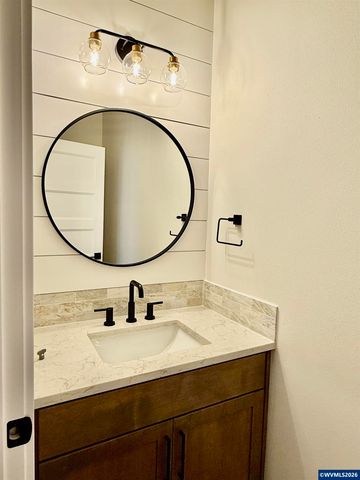 215 NE Broadway St, Sublimity, OR 97385