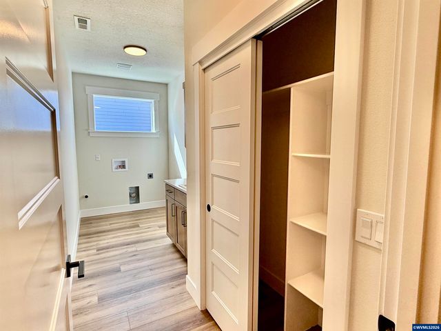 215 NE Broadway St, Sublimity, OR 97385