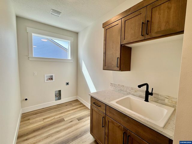 215 NE Broadway St, Sublimity, OR 97385