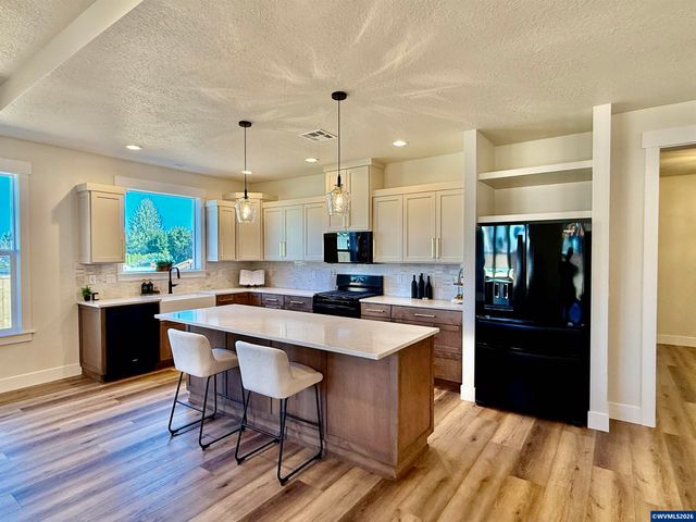 215 NE Broadway St, Sublimity, OR 97385