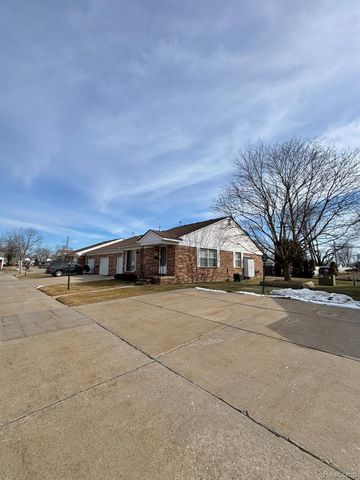 401 Doremus S Doremus Lane W 10, St. Clair Shores, MI 48080