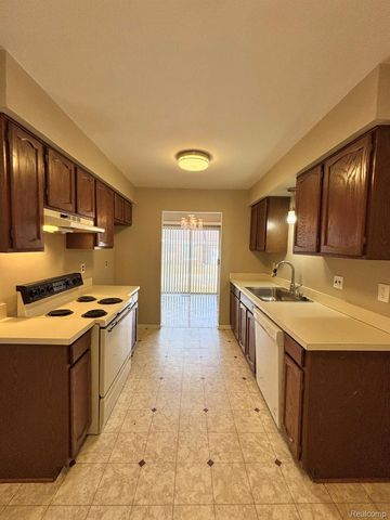 401 Doremus S Doremus Lane W 10, St. Clair Shores, MI 48080
