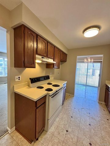 401 Doremus S Doremus Lane W 10, St. Clair Shores, MI 48080
