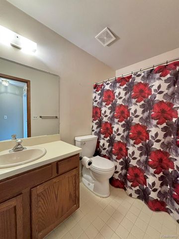 401 Doremus S Doremus Lane W 10, St. Clair Shores, MI 48080