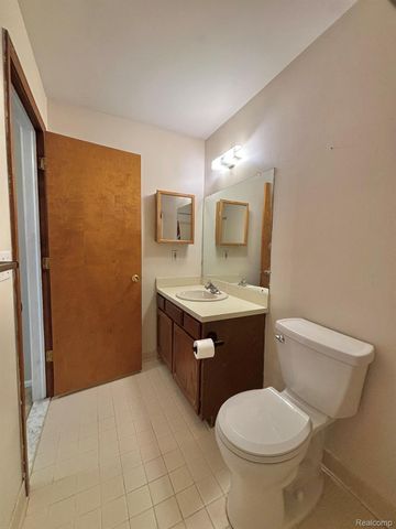 401 Doremus S Doremus Lane W 10, St. Clair Shores, MI 48080
