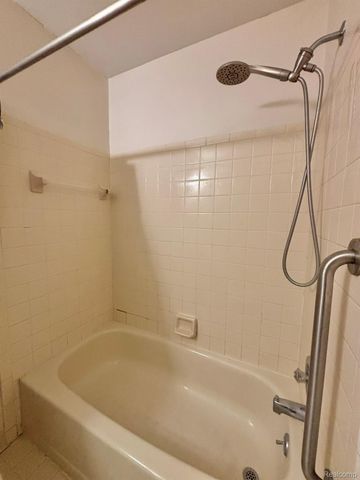 401 Doremus S Doremus Lane W 10, St. Clair Shores, MI 48080