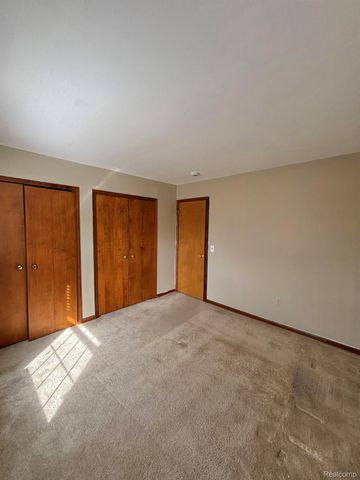 401 Doremus S Doremus Lane W 10, St. Clair Shores, MI 48080