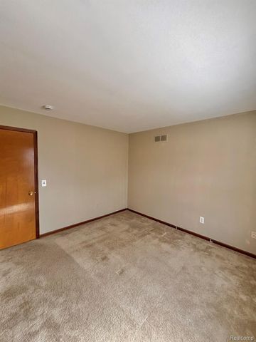 401 Doremus S Doremus Lane W 10, St. Clair Shores, MI 48080