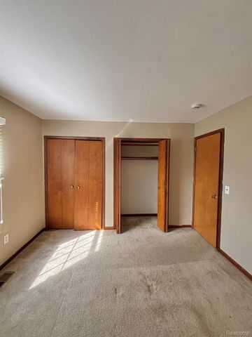 401 Doremus S Doremus Lane W 10, St. Clair Shores, MI 48080