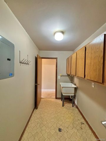 401 Doremus S Doremus Lane W 10, St. Clair Shores, MI 48080