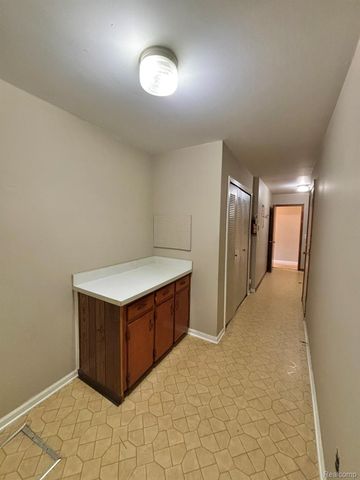 401 Doremus S Doremus Lane W 10, St. Clair Shores, MI 48080