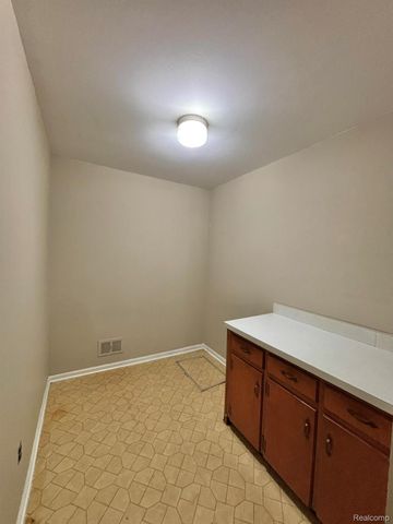 401 Doremus S Doremus Lane W 10, St. Clair Shores, MI 48080
