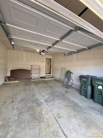 401 Doremus S Doremus Lane W 10, St. Clair Shores, MI 48080