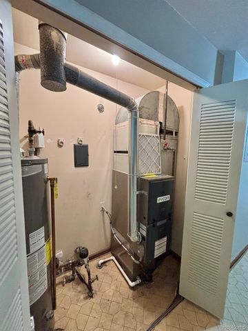 401 Doremus S Doremus Lane W 10, St. Clair Shores, MI 48080