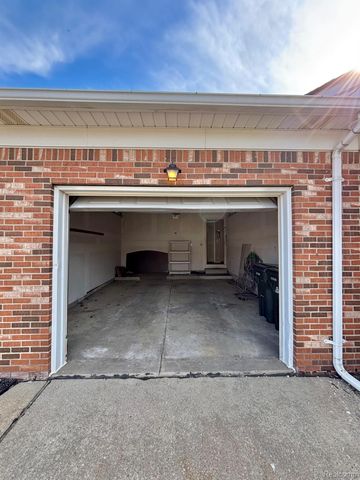 401 Doremus S Doremus Lane W 10, St. Clair Shores, MI 48080