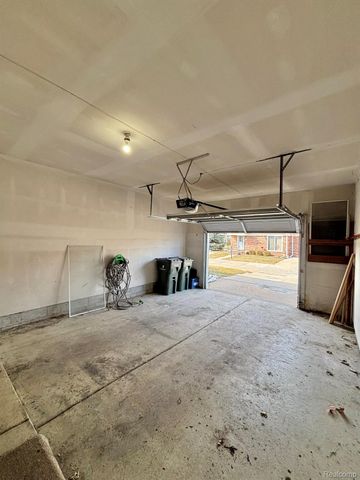 401 Doremus S Doremus Lane W 10, St. Clair Shores, MI 48080
