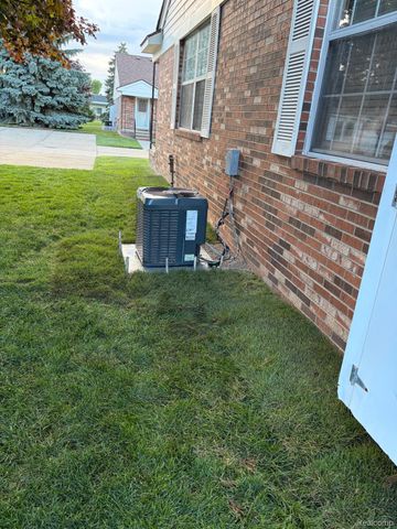 401 Doremus S Doremus Lane W 10, St. Clair Shores, MI 48080