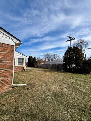 401 Doremus S Doremus Lane W 10, St. Clair Shores, MI 48080