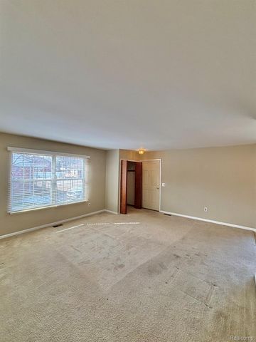 401 Doremus S Doremus Lane W 10, St. Clair Shores, MI 48080