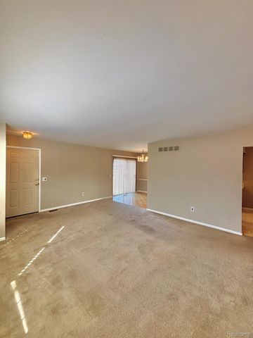 401 Doremus S Doremus Lane W 10, St. Clair Shores, MI 48080