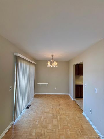 401 Doremus S Doremus Lane W 10, St. Clair Shores, MI 48080