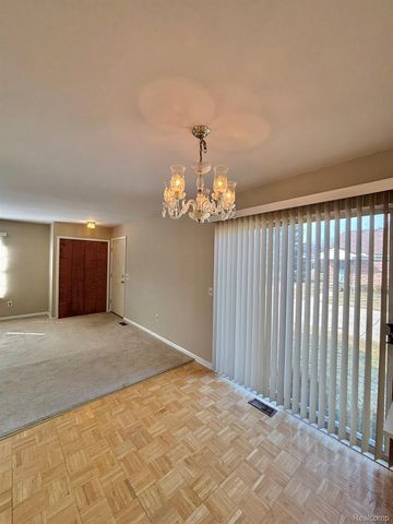 401 Doremus S Doremus Lane W 10, St. Clair Shores, MI 48080