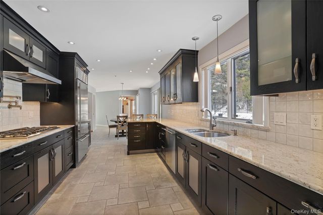 130 Bramblebrook Road, Ardsley, NY 10502