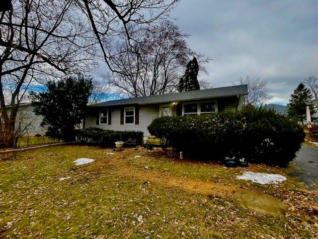 10 Pine Avenue, Lake Zurich, IL 60047