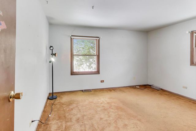 10 Pine Avenue, Lake Zurich, IL 60047