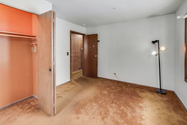 10 Pine Avenue, Lake Zurich, IL 60047