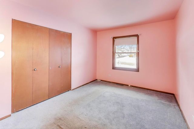 10 Pine Avenue, Lake Zurich, IL 60047