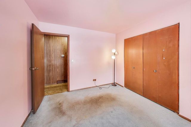 10 Pine Avenue, Lake Zurich, IL 60047