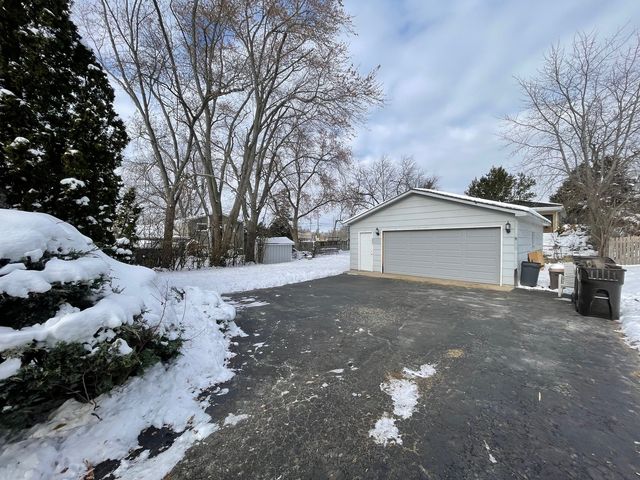 10 Pine Avenue, Lake Zurich, IL 60047