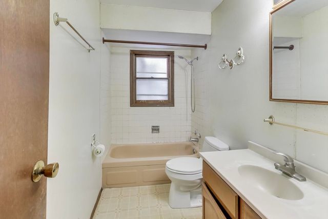 10 Pine Avenue, Lake Zurich, IL 60047