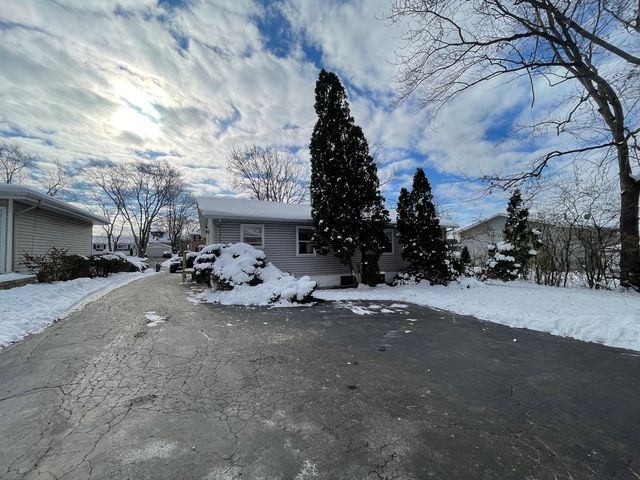 10 Pine Avenue, Lake Zurich, IL 60047