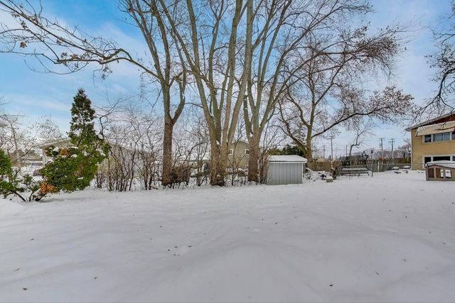 10 Pine Avenue, Lake Zurich, IL 60047