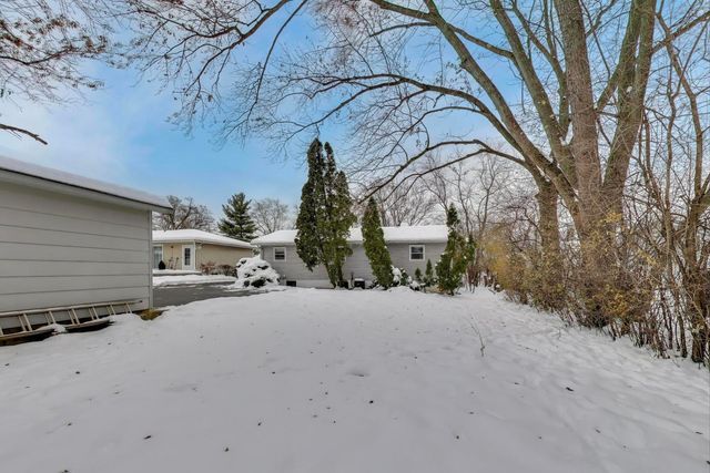 10 Pine Avenue, Lake Zurich, IL 60047