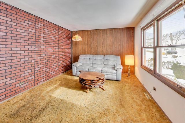 10 Pine Avenue, Lake Zurich, IL 60047