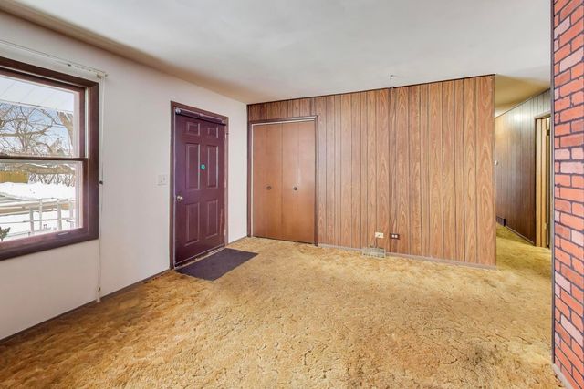 10 Pine Avenue, Lake Zurich, IL 60047