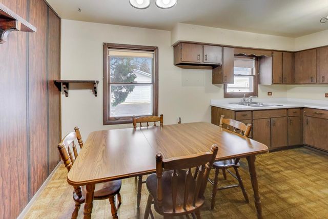 10 Pine Avenue, Lake Zurich, IL 60047