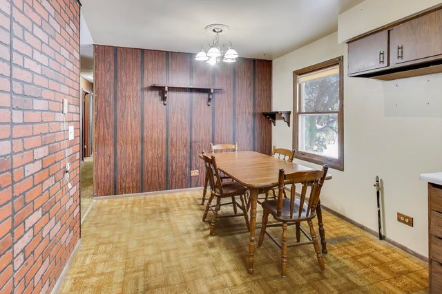 10 Pine Avenue, Lake Zurich, IL 60047