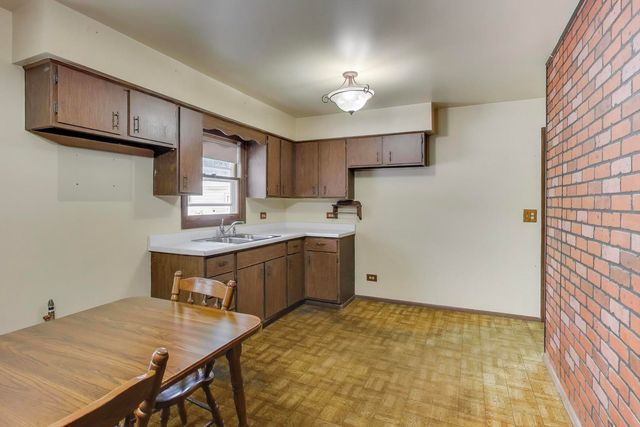 10 Pine Avenue, Lake Zurich, IL 60047