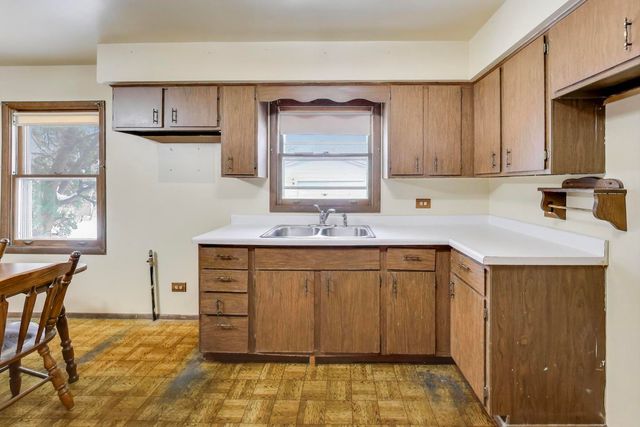 10 Pine Avenue, Lake Zurich, IL 60047