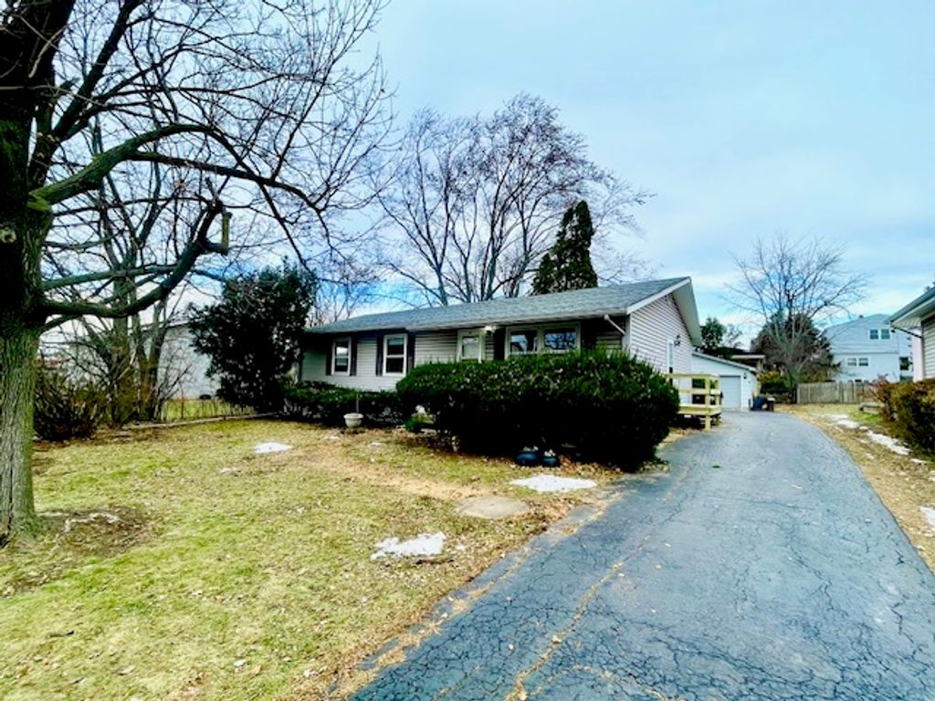 10 Pine Avenue, Lake Zurich, IL 60047