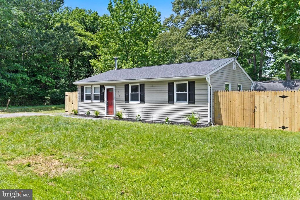Image 2 of property listing at 4738 WASHINGTON AVE, Shady Side, MD 20764