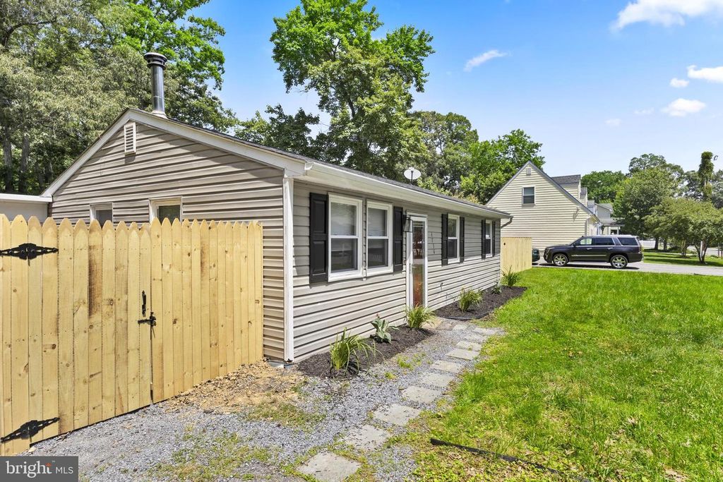 Image 3 of property listing at 4738 WASHINGTON AVE, Shady Side, MD 20764