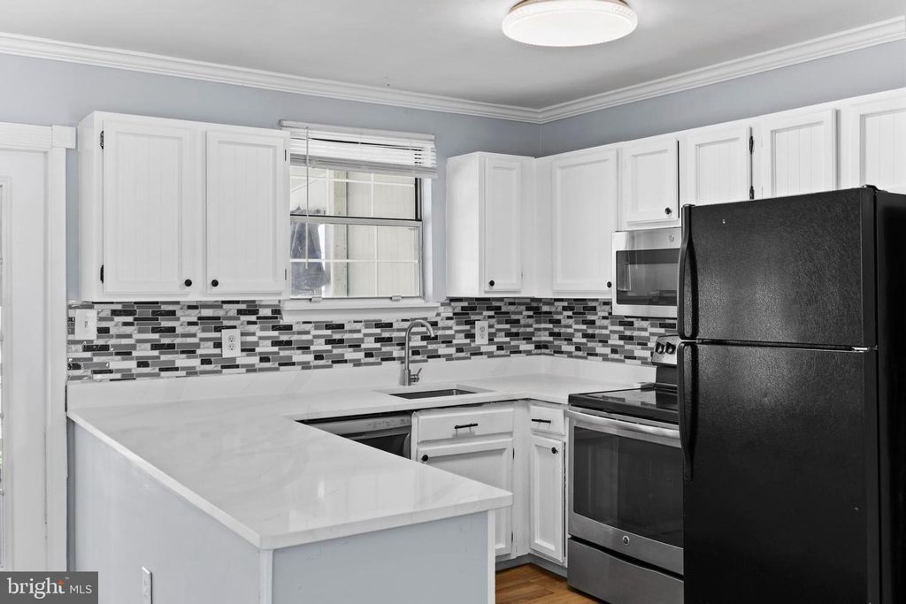Image 6 of property listing at 4738 WASHINGTON AVE, Shady Side, MD 20764