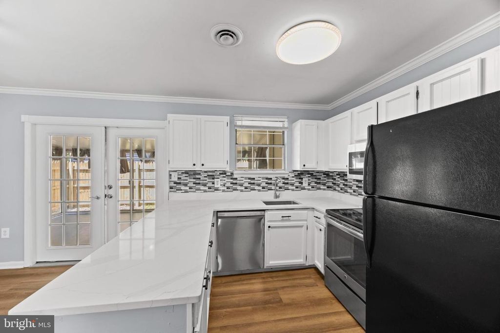 Image 7 of property listing at 4738 WASHINGTON AVE, Shady Side, MD 20764