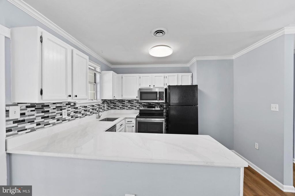 Image 8 of property listing at 4738 WASHINGTON AVE, Shady Side, MD 20764