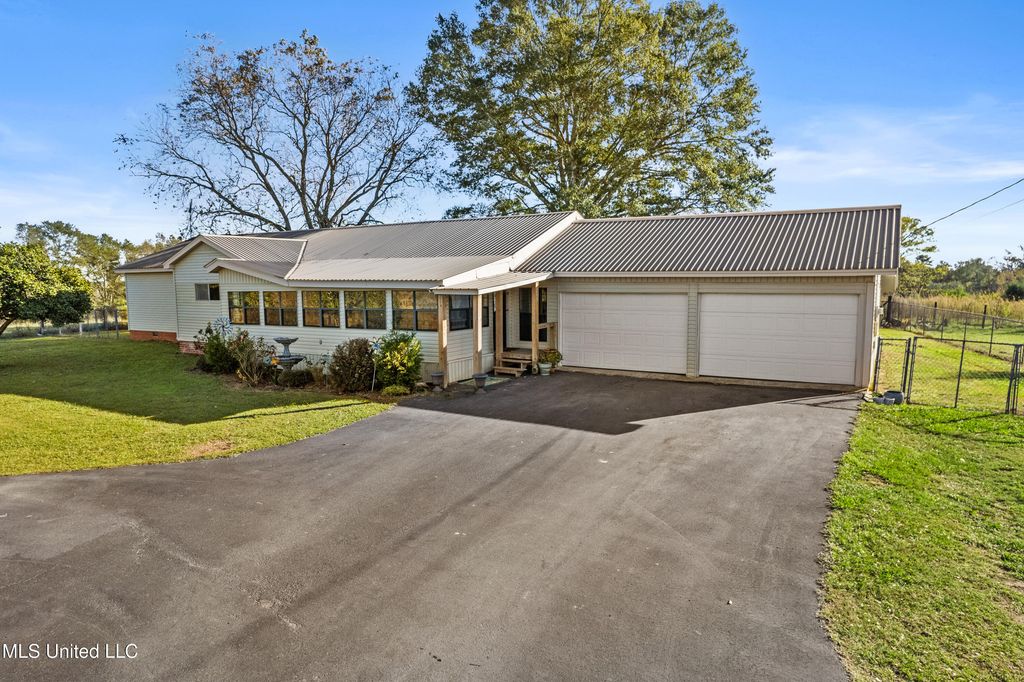 149 John H Road, Magee, MS 39111